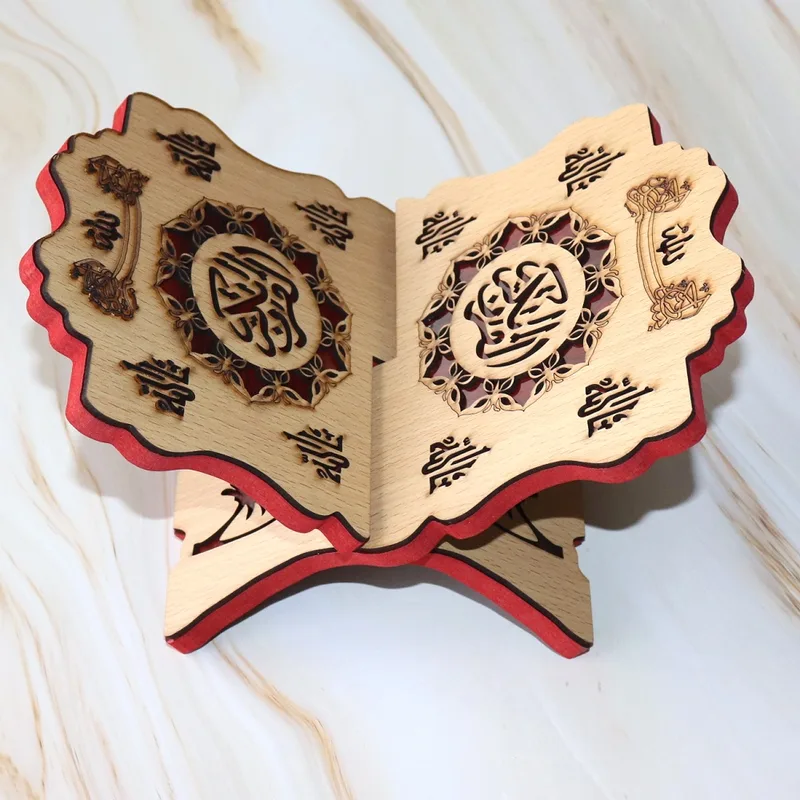 Sans marque, vendu par Orientica Petit Porte Coran traditionnel en bois décoré, support livre 20 x 15 cm (réf. 32461)